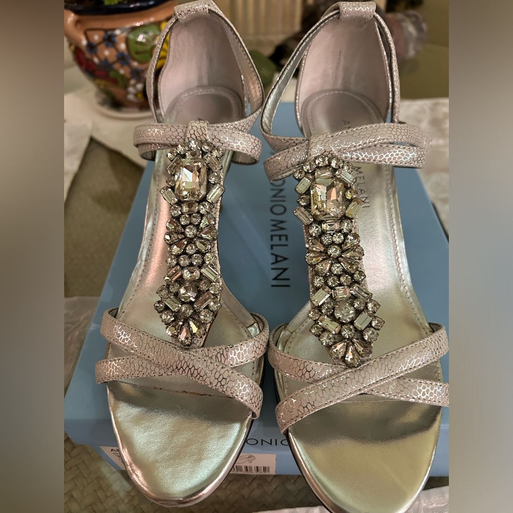 Gorgeous elegant silver and rhinestone heels. Antonio Melani size 7.5